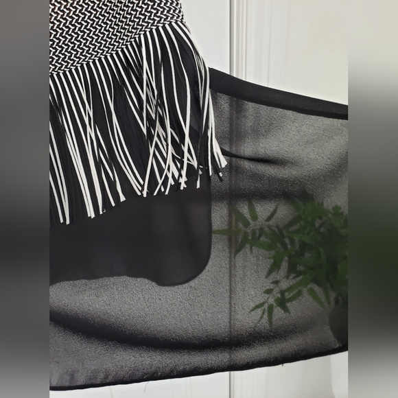 Black & White fringed tank top - Picture 3 of 3